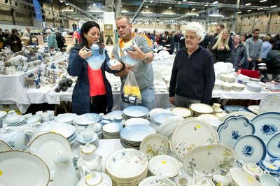 Porcelænshandler Kurt Andersen (t.h.) fulgte opmærksomt med, mens Michael Mathiesen fra Vejen og Jeanett Søndergaard fra Brande vurderede, hvilken mågestelskande der var det bedste køb. Foto: Tom Laursen
