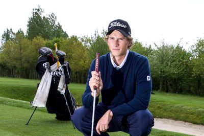 21-årige Mads Søgaard fra Ikast holder sin fod i ro og må i øjeblikket kigge langt efter spillet på golfbanen. ?Foto: Tom Laursen