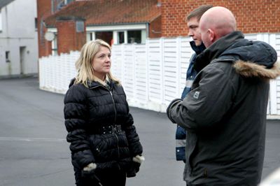 Handicaphjælper Lisbeth Mikkelsen fra Herning har tidligere fået en p-afgift af Europark, da hun brugte mere end tre minutter på at sætte en kørestolsbruger af ved fysioterapeuten i Fonnesbechsgade. Derfor tog hun i går en dialog om problemet med p-vagterne.