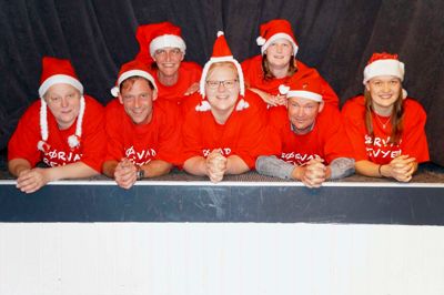 Holdet bag Sørvad Revyen har i år premiere ved byens store julefrokost og har derfor iført sig juletøjet. Fra venstre er det Mette Pedersen, Gustav Pedersen, Helle Helsinghof, Lene Pedersen, Kristine Obel, Jan Nielson og Malene Damgaard. ?Privatfoto