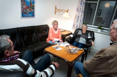 Ved siden af kontoret er der en hyggelig dagligstue. Her kan man se tv eller tale lidt mere privat. ? Foto: Tom Laursen