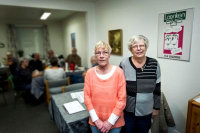 Karen-Lis Nielsen (t.v.), er formand i lokalforeningen Lænken, og så er hun selv tidligere alkoholiker. Vera Rasmussen er med i bestyrelsen og pårørende til en tidligere alkoholiker. ?Foto: Tom Laursen