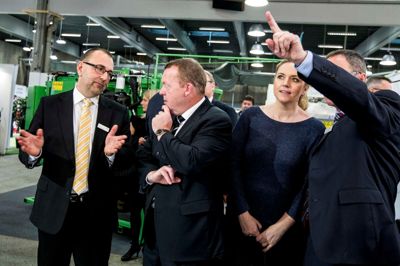 Arne Brændgaard (t.v.), eksportchef hos staldproducenten Skjold A/S, viser varene frem for blandt andre Venstre-formand Lars Løkke Rasmussen og direktøren for Landbrug & Fødevarer, Karen Hækkerup, der fik en rundvisning på messen.? foto: tom laursen