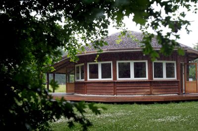 Halmhuset ligger midt inde i Præsteskoven i udkanten af Sdr. Felding. Byens børn og institutioner bruger stedet, hvor der er også en naturlegeplads. ? foto: henrik Ole Jensen