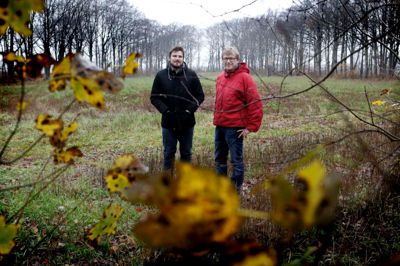 Historiker Henk Boer (t.v.) og museumsinspektør Martin Winther Olesen fra Museum Midtjylland har mange spændende timer foran sig med at undersøge dette område uden for Aulum, hvor Holstebro-motorvejen kommer til at ligge. Meget tyder på, at der lige nøjagtig her har gået en ældgammel vej gennem tusinder af år. ?Foto: Henrik Ole Jensen