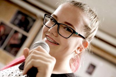Ann-Sofie Bonne, vokal:
1. Det bedste ved Sunds er, at alle kender hinanden. Hvis der sker noget i byen, ved man det med det samme. Det er måske også det dårligste ved Sunds, for byen er så lille, at der ikke er meget, der kan overraske. Men hvis der skal ske lidt mere, tager vi bare ind til Herning
2. Det er dejligt, for jeg elsker at synge. Man lærer også meget om hinandens instrumenter. Det kunne være fedt at blive sanger, men jeg har også en plan B om at blive tandlæge. Jeg har tidligere spillet violin i syv-otte år, men stoppede, da jeg mistede interessen.