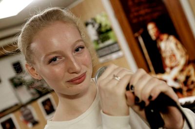 Katja Danielsen, vokal:
1. Jeg ser meget op til mine to brødre, som begge er blevet nummer tre ved MGP. Patrick med »The Rollers« i 2007 og Jonas med »The Futures« i 2009. Ellers kan jeg godt lide The Beatles, John Mayer og Mads Langer.
2. Lige nu er musikken kun en fritidsaktivitet. Hvis nogen tror på mig, vil jeg nok gå efter det, men jeg regner ikke selv med, at det er en reel mulighed Det er så svært at slå igennem, og niveauet er så højt.