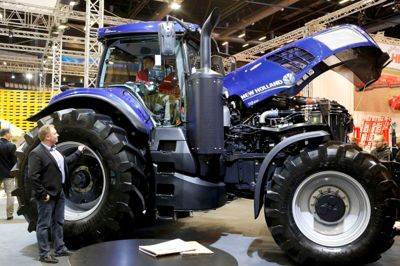 Man skal slippe et par millioner for denne traktor fra New Holland, men så får man også GPS-system med, så den kan køre selv. Ja, den kan køre selv! Foto: Henrik Ole Jensen
