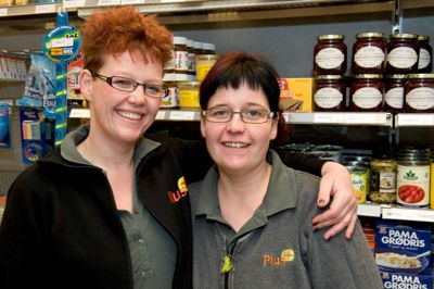 Søstrene Karina og Vickie Faartoft kan nu også kalde sig postmestre. ?PR-foto