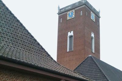 Sognepræsten ved Sct. Johannes Kirke, Scot Christensen, var ikke sen til at udnytte situationen i sin søndagsprædiken, da ukendte spøgefugle natten til søndag havde plantet et skilt fra ejendomsmæglerkæden Home foran kirken. Privatfoto