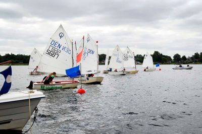 Årets højdepunkt i Sunds Sejlklub er Spar Nord Cup, hvor der dystes i forskellige jolleklasser på Sunds Sø. Foto: Flemming Hansen