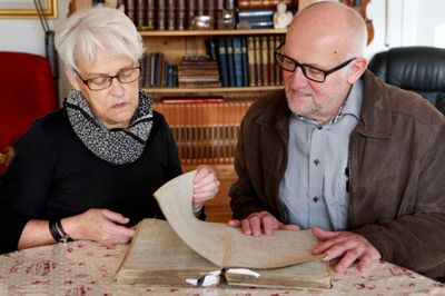 Bodil Korsgaard fra Gjellerup og Kristian Merrild fra Skibbild - her med brandkassens første protokol - er henholdsvis sekretær og formand for Fonden af 1844. Fredag uddeler fonden sin første donation. Det er penge, der stammer fra driften af Hammerum Herreds Brandkasse. Foto: Henrik Ole Jensen