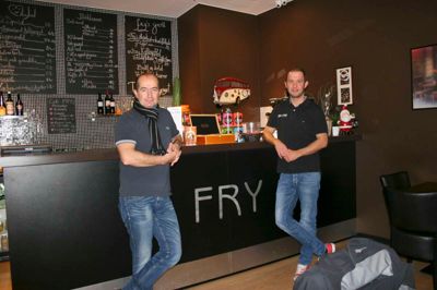 Orhan (t.v.) og Ali Poyraz, far og søn, er begge indehavere af Café Fry. Cafékæden er netop åbnet i Viborg og åbner til februar i Østergade i Herning. Foto: Søren Kloster Sørensen