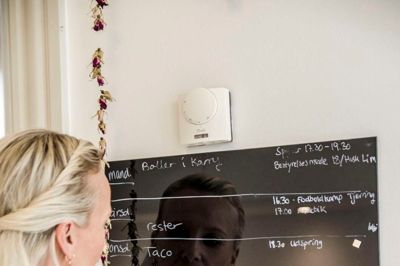 Tavlen med aktiviteter og madplan er med til at holde den travle familien på sporet. - Hver familie skal finde ud af, hvad der fungerer for dem. Det er der jo ingen opskrift på. Men hvis der er styr på det derhjemme, arbejder jeg meget bedre. Når det sejler, kan jeg ikke fungere, siger Christina Hembo. ?Foto: Designa