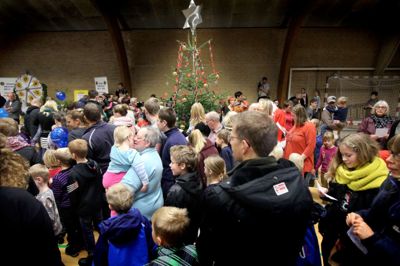 Julemessen i Sdr. Felding plejer at være et tilløbsstykke med mange mennesker. Igen i år har Dagmar Bio en stand, hvor der sælges billetter til koncerten med Sko & Torp. Foto: Henrik Ole Jensen