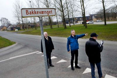 Dette t-kryds skal laves om til en rundkørsel, mener Bording Lokalråd og Bording Hallens bestyrelse. Løsningen vil give mulighed for at flytte ind- og udkørslen til hallen samt virke fartdæmpende på Klochsvej, hvor 58,3 procent af bilerne kører for stærkt. Her ses halformand Villy Christensen (t.v.), Kaj Bach Pedersen og Evald Asp Sørensen fra Bording Lokalråd. ?Foto: Flemming Hansen