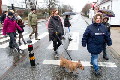 Der blev både gået på to og fire ben i går, da årets Julemærkemarch løb af stabelen, og deltagerne var klædt godt på i det råkolde vejr.?Foto: Tom Laursen