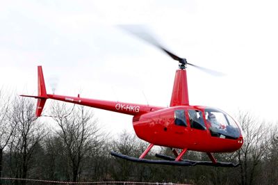 Julemanden ankom i helikopter til Bording kirkebys nye julemarked. Her ses han sekunderne før landing. ?Foto: Henrik Ole Jensen
