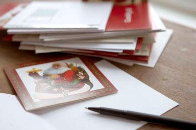 De lange decemberaftener kan for eksempel bruges på at skrive julekort til dem, man holder af. Foto: Colourbox