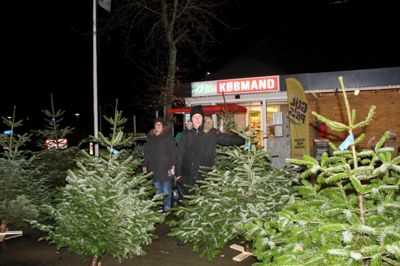 Mange kiggede på de gode tilbud - her juletræer ved byens købmandsbutik - da der i fredags var by night i Troldhede. ?Privatfoto