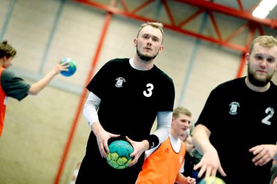 Vildbjerg KFUM Håndbolds førstehold klarer sig så godt, at de øjner muligheden for at rykke op i 3. division. ?Foto: Henrik Ole Jensen