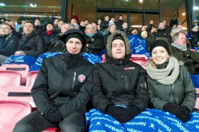 Jimi Nielsen (i midten) var FCM-fan, før han begyndte i mentorforløbet hos FC Midtjylland. Det er kun styrket efter mødet med fodboldspilleren Eyjólfur Hédinsson (t.v.), som har været hans mentor det seneste halve år. På billedet er også Jimi Nielsens kæreste, Fie Stage, og de er til en af efterårets kampe på MCH Arena. ?Foto: FC Midtjylland