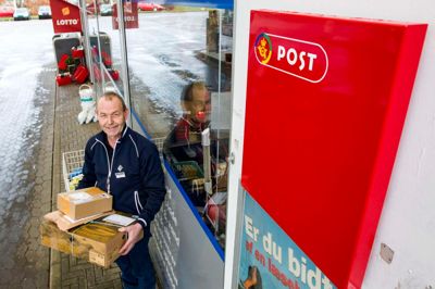Postskiltet er kommet op foran Vardevejens Kiosk i Sdr. Felding. Ejer Tage Nielsen glæder sig over, han nu kan tilbyde kunderne, at de kan hente og aflevere deres pakker og breve i butikken. ?foto: Tom Laursen