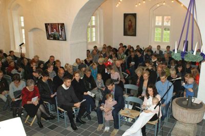 Der plejer at være omtrent 60 gæster i kirken til nytårs-gudstjenesterne, men måske bliver lidt ekstra fyldt i år, nu hvor kirken netop er blevet renoveret. Helt så fyldt som til genindvielsen bliver der dog næppe. ?privatfoto