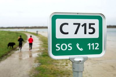 Brand & Redning Herning har i Herning Kommune sat i alt 22 af disse skilte op ved søer med offentlig adgang. Skiltene har en nummerkode - her C715 ved Fuglsang Sø - og ud fra det nummer får operatøren på alarmcentralen nøjagtige gps-koordinater for, hvor opkaldet kommer fra. Alarmcentralen har også fået oplysninger om tilkørselsveje for ambulancer, brandfolk og politi.?Foto: Tom Laursen