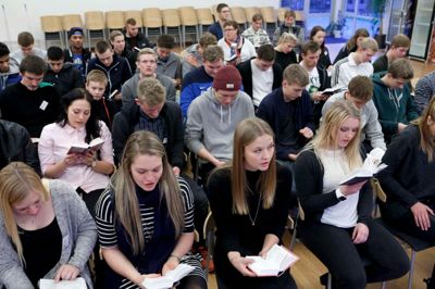 Der skulle synges på årets første højskoledag på ISI, og sangen »Kære linedanser« vakte jubel blandt eleverne.