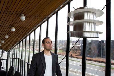 - Det her har intet med islam at gøre, siger Hakan Yilmaz fra Dansk-Tyrkisk Venskabsforening om angrebet på det satiriske franske ugemagasin Charlie Hebdo.? foto: tom laursen