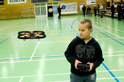 Andreas Krusager har fuldstændig styr på den drone, som han fik i fødselsdagsgave i august. ?Foto: Flemming Hansen