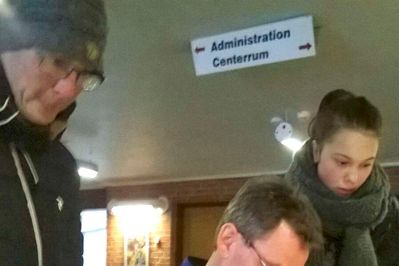 Poul Erik Bertelsen kontrollerer Mille (t.h.) og Mariane Rouths bankoplade efter løbet. Den var heldigvis god nok. ?Privatfoto