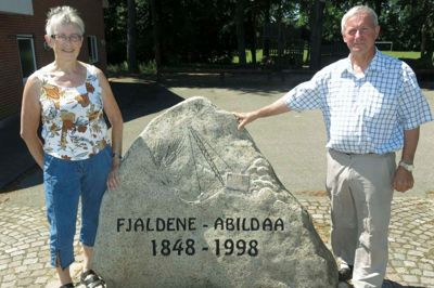 Ellen og Kaj Pedersen har lavet et kæmpe stykke frivilligt arbejde med den nye udgave af Abildås historie. Her ses de ved stenen, som kommer til at pryde forsiden. ?Foto: Hans Mikkelsen