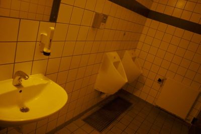Folkebladet kunne i går ved selvsyn konstatere, at tisselakken ikke har virket efter hensigten. Pissoiret er overraskende nok ikke det slemmeste sted, for inde ved siden af - på det fælles herre/dame-toilet - strammer næseborene sig virkelig sammen. I øvrigt virker sæbeautomaten på det skidengult-belyste pissoir slet ikke. ?Foto: Søren Kloster Sørensen