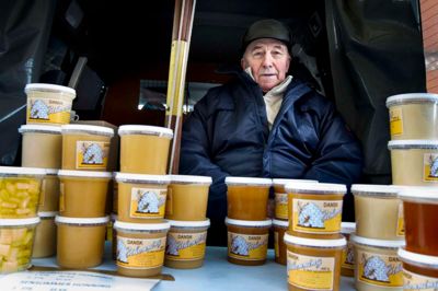 Finn Juelsgaard tager indimellem turen fra Troldhede til Herning for at sælge Honning. Han fortæller, at man kan bruge al slags honning i eksempelvis te. Det bliver opløst som sukker.?Foto: Tom Laursen