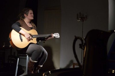 Lucy Mardou, der er kendt fra X-factor, er aktuel med sin nyeste CD og med sin koncert i Faurholt Kirke sørgede hun for, at publikummet kunne holde varmen - den indre varme. ?Foto: Mediehuset Ikast-Brande