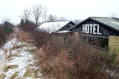 Ifølge kommunen skal Frank Svalgaard fjerne jordvolden og genetablere natur-området omkring det tidligere hotel, men det afviser han som en umulig opgave. ?foto: Tom Laursen
