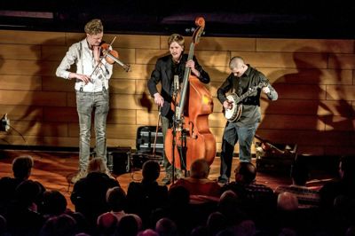 The Twang bød ikke bare på habil musik fra scenen, men fik også flere gange fortalt, at de var taget med tog fra hovedstaden. Koncertgængerne lærte nemlig, at en banjo skal stemmes ret ofte, og derfor var der god tid til historier, mens det blev fikset. ?Privatfoto
