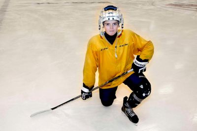 Danmarksmester i både ishockey og standarddans. 14-årige William Vesterby Andersen har danset, siden han var tre år, og han har spillet ishockey fra han var syv år gammel. I dag kan han slet ikke forestille sig at skulle undvære nogen af delene, men det er ishockey, der optager mest af hans tid. ?Foto: Henrik Ole Jensen