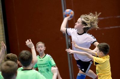 Der er fart over feltet, når Frida Overgaard Andersen lægger an til et hopskud. I begyndelsen kunne spillerne næsten ikke drible med en bold, men nu flyder spillet nydeligt. ?Foto: Flemming Hansen