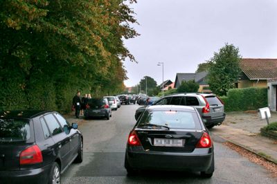 Sådan så der ud på Tjaikofskisvej på en tilfældig onsdag sidste år i oktober. Det omfattende parkeringskaos på villavejen opstod på grund af stor mødeaktivitet hos naboen - Skolen på Sønderager. Det fik beboerne til at sende et nødråb - og det har hjulpet, oplyser beboerne. Foto: Bo Lundgaard
