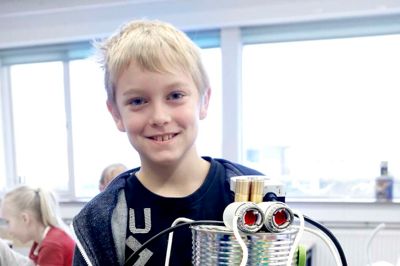 Indskolingsklasserne 0.-3. klasse har arbejdet med genbrug i den forgangne uge. Storm har lavet en kæmpe robot af blandt andet dåser. ?Foto: Henrik Ole Jensen