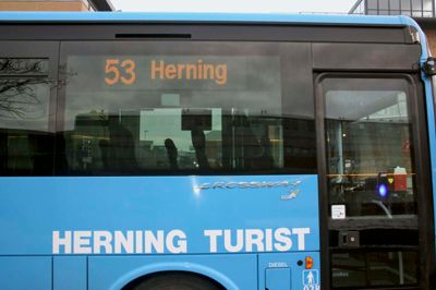 På aoh.dk har 1600 brugere taget del i aftemning om, hvorvidt det var i orden, at en buschaufføren satte to børn af på stationen i Viborg, selvom de skulle helt til Randers. Foto: Bo Lundgaard