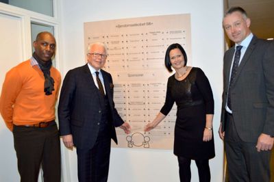 Andelskassen donerede 25.000 kroner til International School Ikast-Brande. Her ses head of school Ricardo Passo, ISIB's bestyrelsesformand Niels Laurits Thygesen samt Andelskassens repræsentant, filialdirektør Ann Kongensgaard. ?Foto: Mediehuset Ikast-Brande