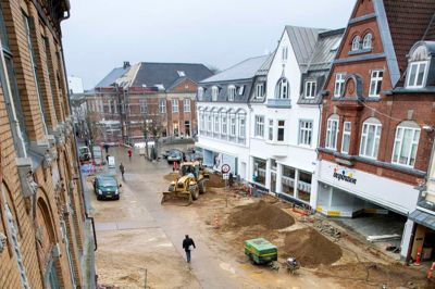 Strækningen mellem Torvet og Tinghuspladsen har fået ny belægning. Nu gælder det Bredgade. foto: Tom Laursen