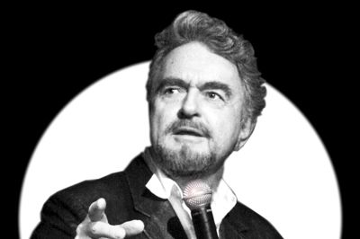 Gøgler, filmskaber og kunstner Erik Clausen gæster Dagmar Bio. Torsdag 26. marts vises han nye film, »Mennesker bliver spist«, og dagen efter er han selv til stede ved en fernisering af sine værker, inden han går på scenen med sit standup-show. ?pr-foto