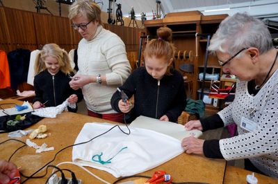 De to søstre Jenny og Andrea Broberg Dalsgaard på 9 og 10 år var med deres mormor, Kate Broberg Dalsgaard, på Textilforum. Det var en overraskelse, fortæller mormor. Søstrene vidste ikke, hvad de skulle, før de stod foran museet. Men så blev de også glade, for de er meget kreative, og de har tidligere været med til et arrangement, hvor de lavede påklædningsdukker. Jenny laver en nederdel til fester, og Andrea skal bruge sin til en fødselsdagsfest, hun skal til på lørdag. Pigerne får hjælp af to af Textilforums frivillige hjælpere, Bente Askov (t.v.) og Gerda-Anine Willumsen. ?foto: Marianne R. Eskildsen