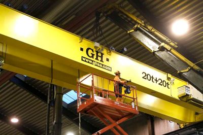 I går blev der sat gule kæmpe-kraner op i den ene af de to haller, Windtech har lejet på Marsh-grunden. Virksomheden er klar til at flytte ind 1. marts. ? Foto: Flemming Hansen