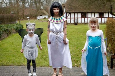 En ildflue, Cleopatra og Elsa fra filmen »Frost«. Tre yndige fastelavnspiger, som også hedder Sif Aagaard Rubeksen, 5 år, Freja Aagaard Rubeksen, 10 år og Kamila H. - veninde til Sif - også 5 år. Sif og Frejas mor, Susanne Aagaard Nielsen, var med pigerne på museet, og hun fortalte, at de alle tre har hjemmelavede dragter på. Kamilas er syet af hendes mormor i Polen. Sif har sølvsprayet hår og en lysende ballon på enden, som man desværre ikke kan se. Men det er ballonens skyld, at hun er ildflue, for forrige år til nytår havde familien pyntet med den slags selvlysende balloner, hvorefter Sif erklærede, at hun ville være »ildflue med en lysende ballon i numsen« næste år til fastelavn. Det blev hun så. ?Foto: Flemming Hansen